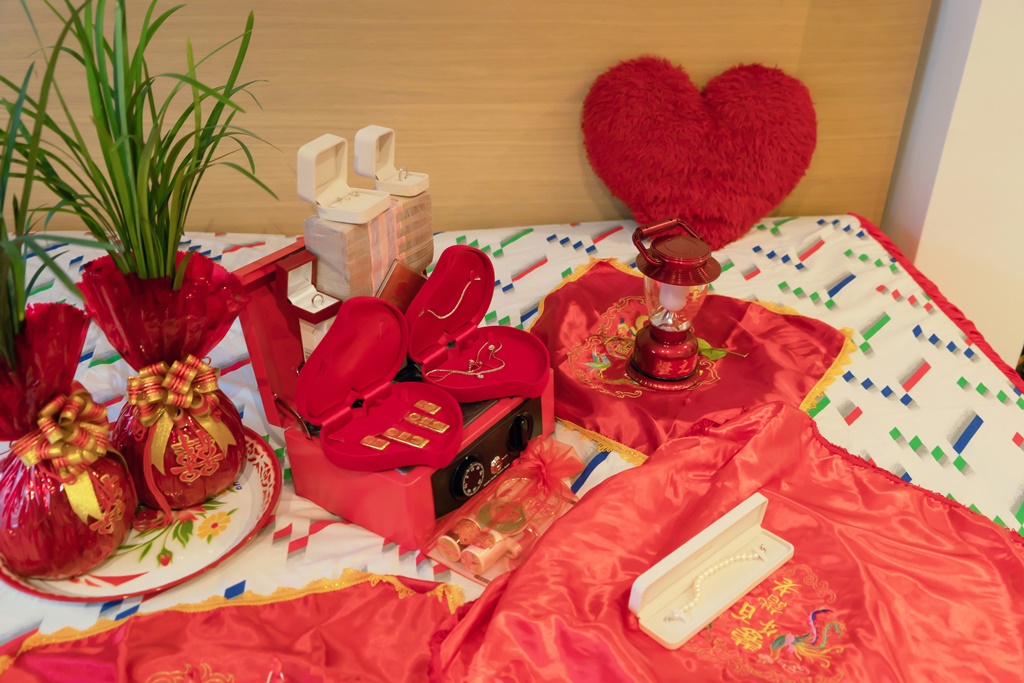 Traditional Chinese wedding and Chinese betrothal ceremony